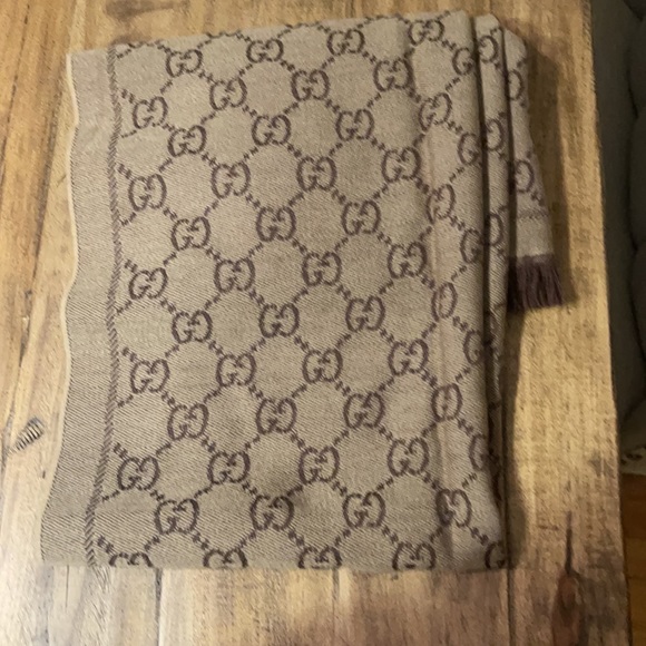 100% Authentic Reversible Gucci Scarf - Picture 3 of 4